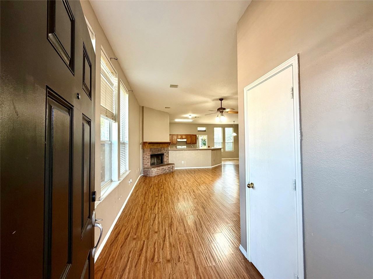 218 Canyon Lake Dr - Photo 2 of 22