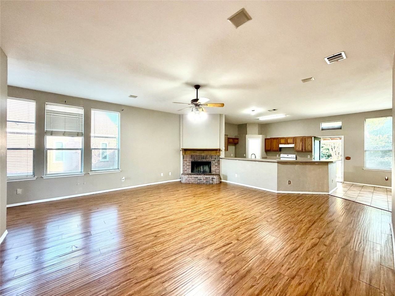 218 Canyon Lake Dr - Photo 3 of 22