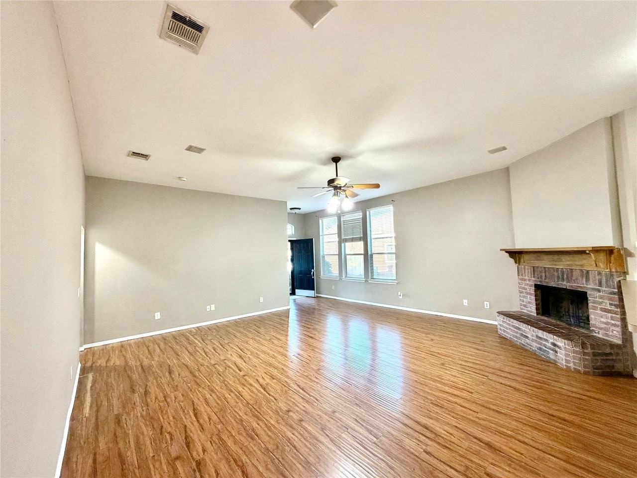 218 Canyon Lake Dr - Photo 4 of 22