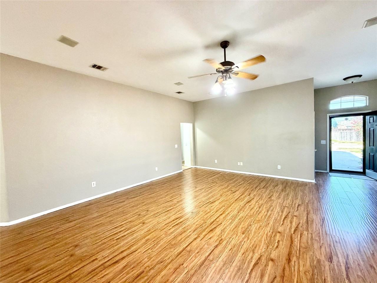 218 Canyon Lake Dr - Photo 5 of 22