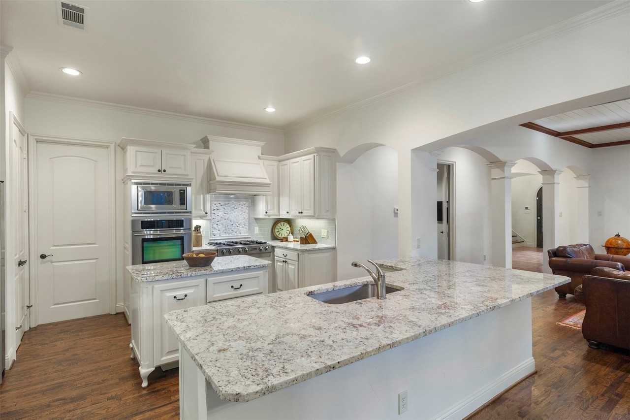 5436 Longview St - Photo 4 of 19