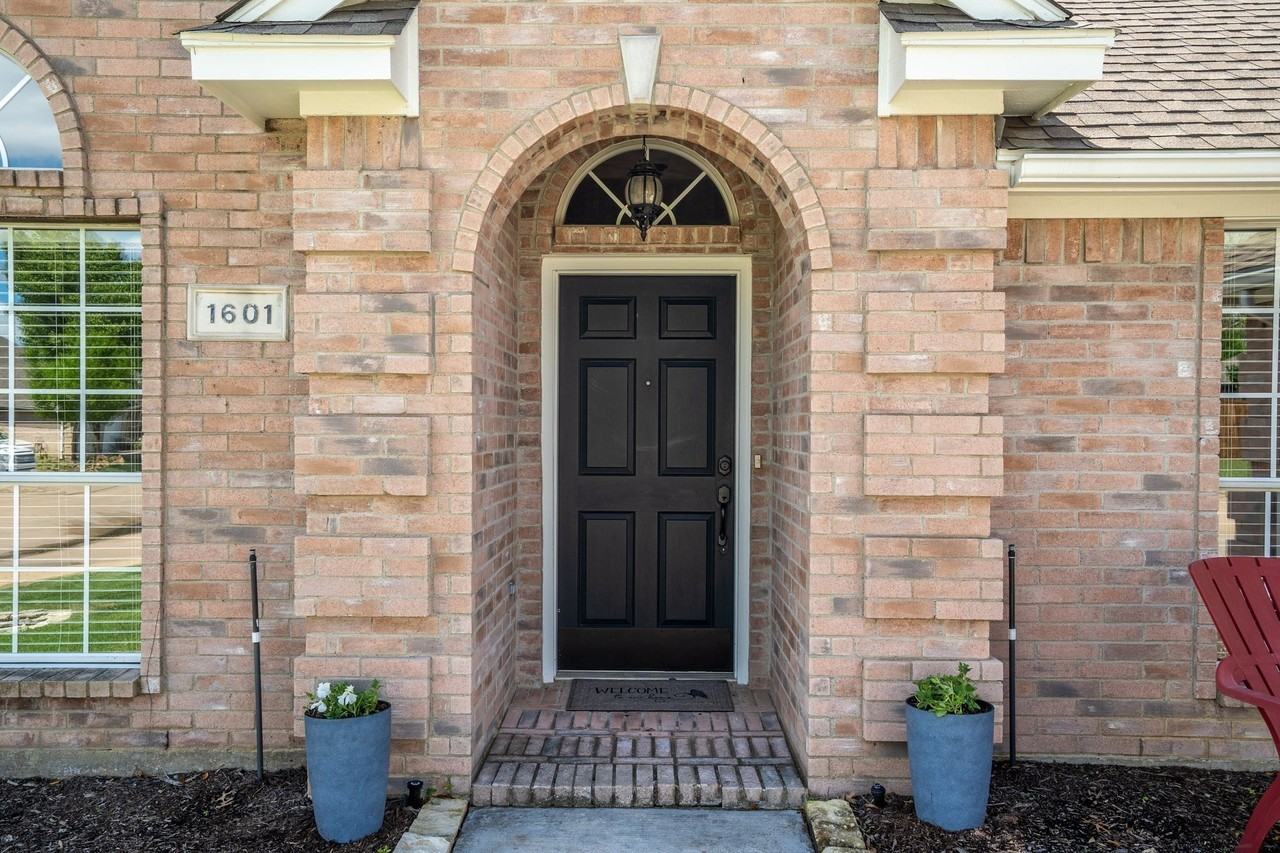 1601 Crabapple Ln - Photo 2 of 25
