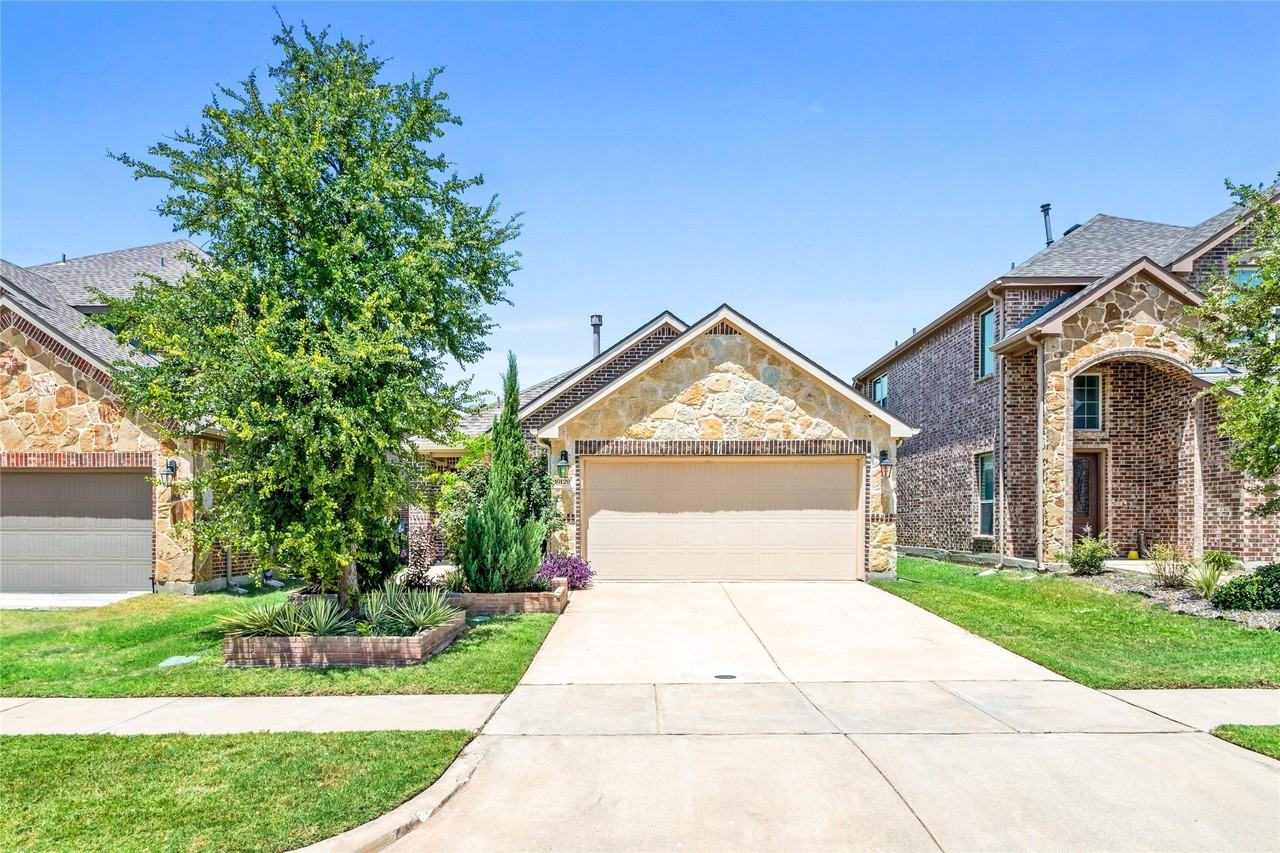 10120 Houston Way - Photo 2 of 27