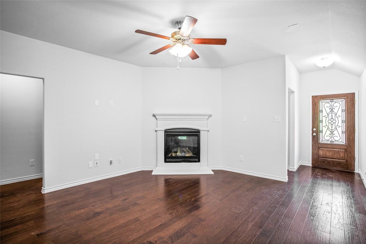10120 Houston Way - Photo 3 of 27