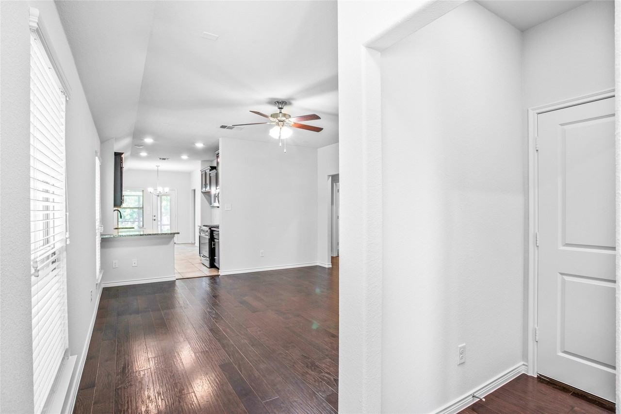 10120 Houston Way - Photo 5 of 27