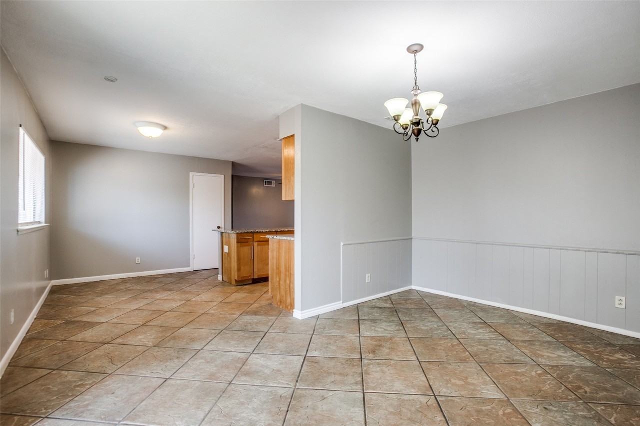 4425 Windsor Dr - Photo 4 of 12