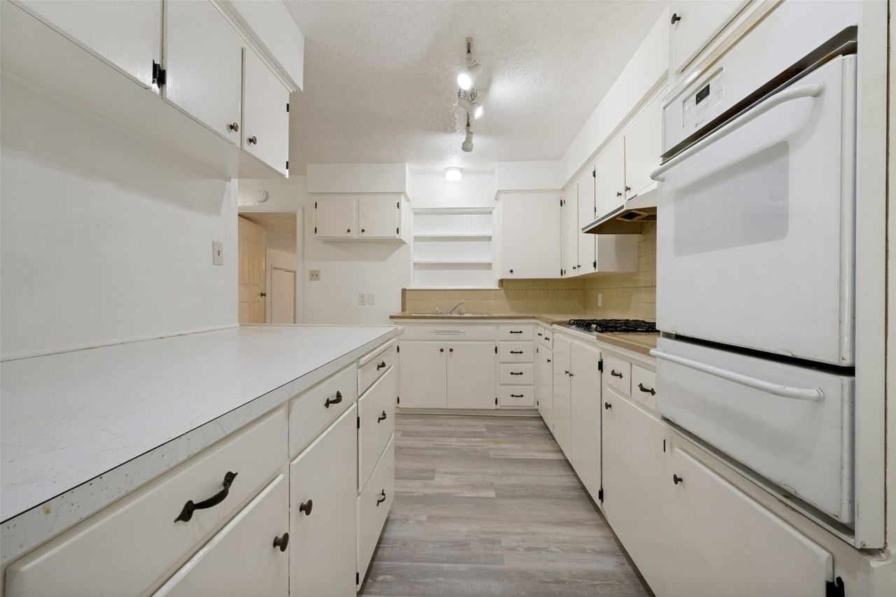3214 Avon Dr - Photo 4 of 13