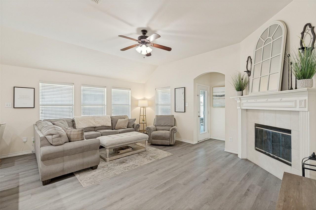 2404 Evening Song Dr - Photo 3 of 17