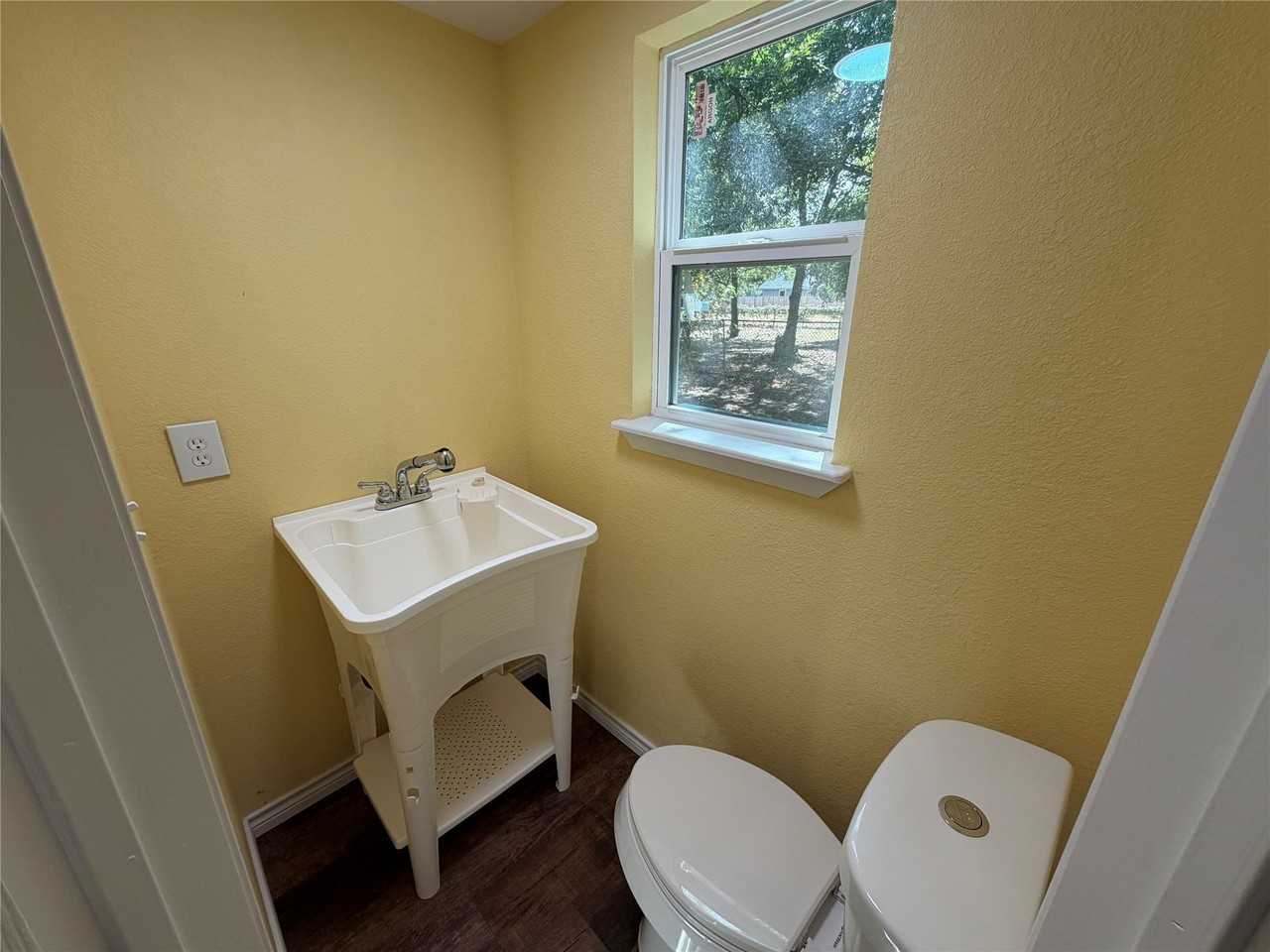 513 W Water St - Photo 6 of 18