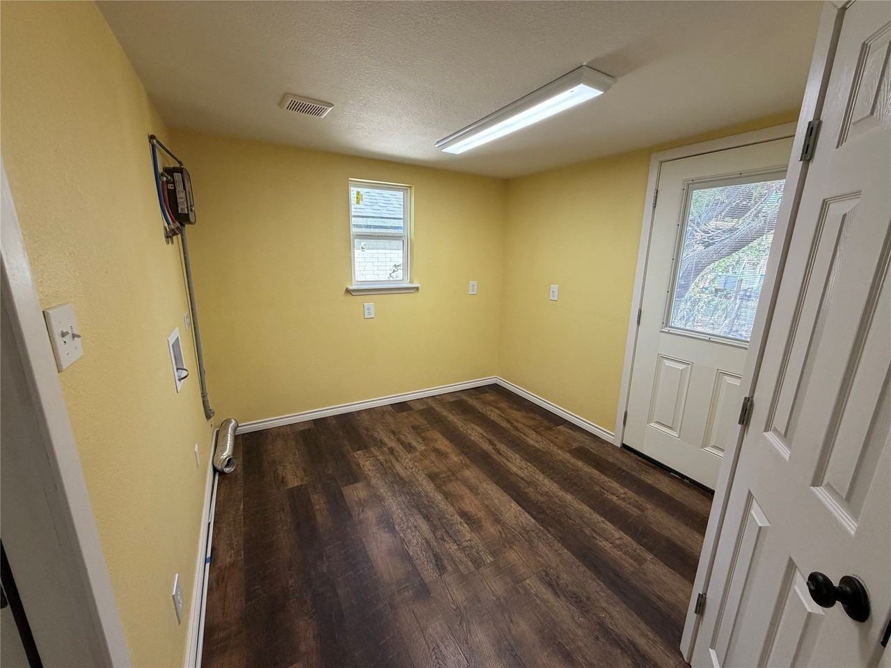 513 W Water St - Photo 7 of 18