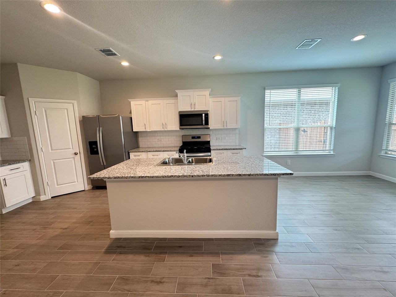 4300 Cornelia St - Photo 6 of 27