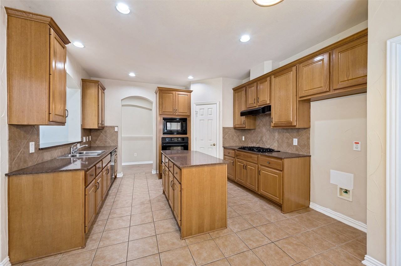 3621 Nandina Dr - Photo 5 of 12
