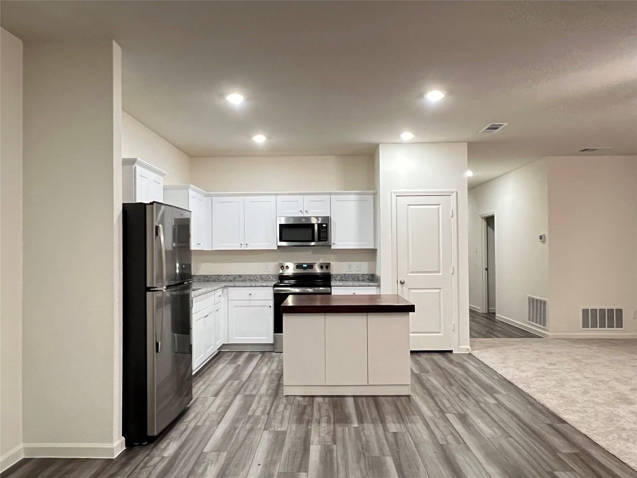 902 Lexington Ln - Photo 2 of 19