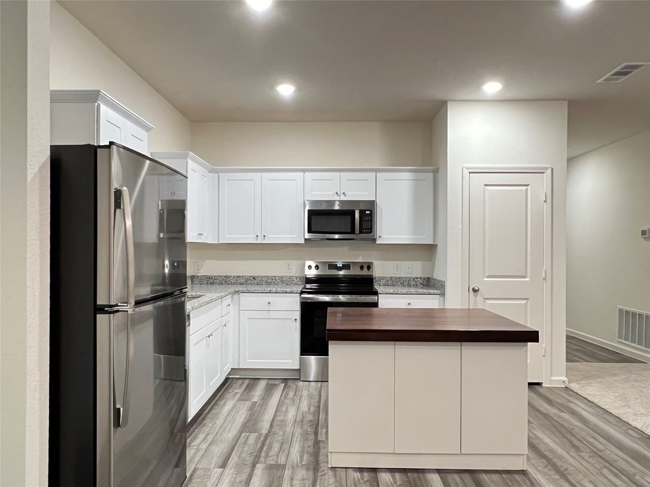 902 Lexington Ln - Photo 3 of 19