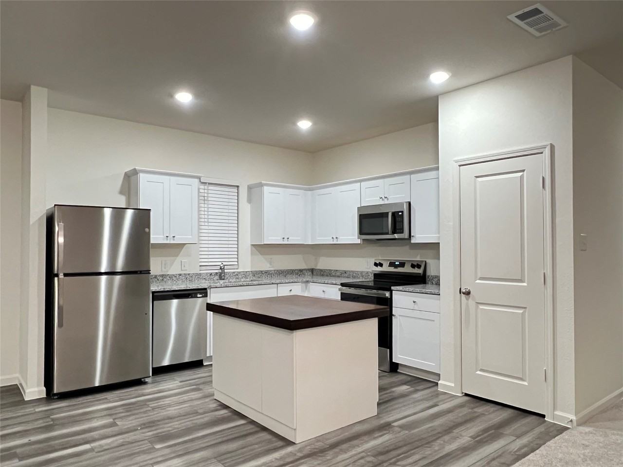 902 Lexington Ln - Photo 4 of 19