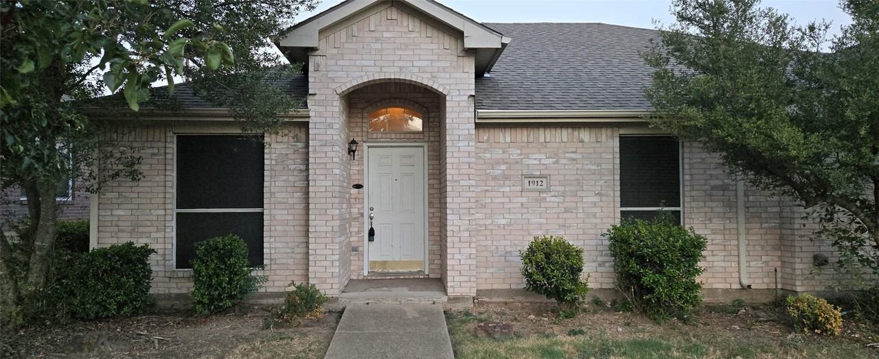 1912 Chapman Dr - Photo 2 of 35