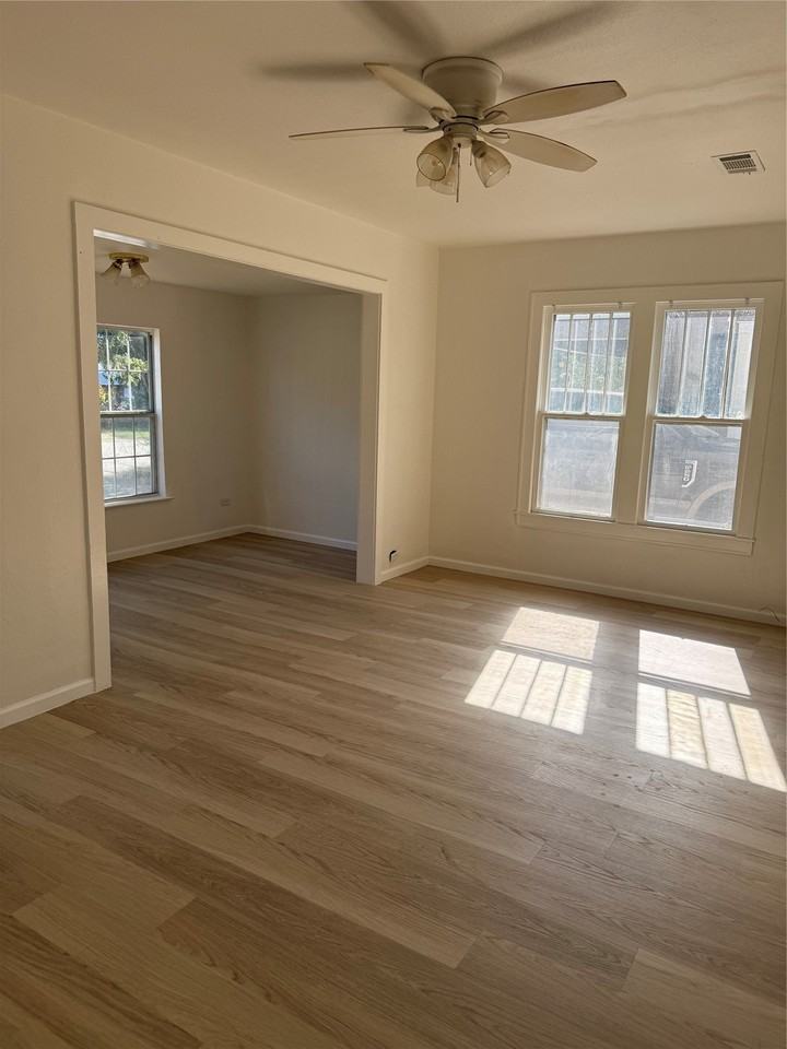 1217 W Walker St - Photo 4 of 19