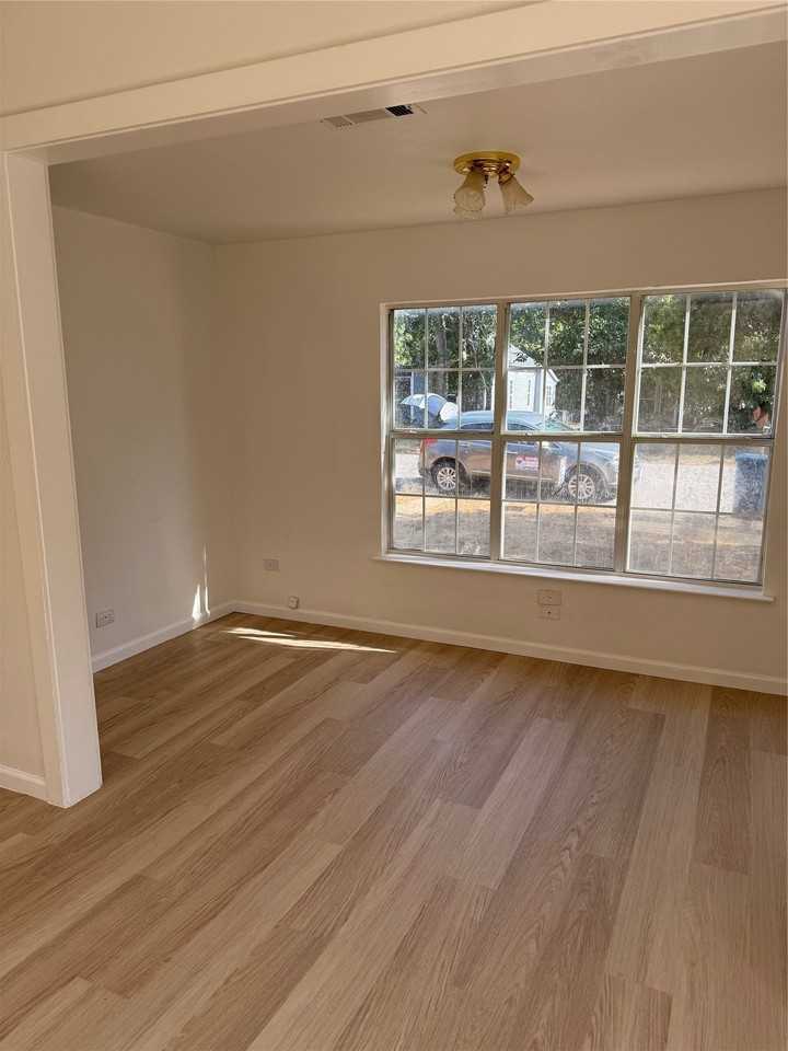 1217 W Walker St - Photo 5 of 19