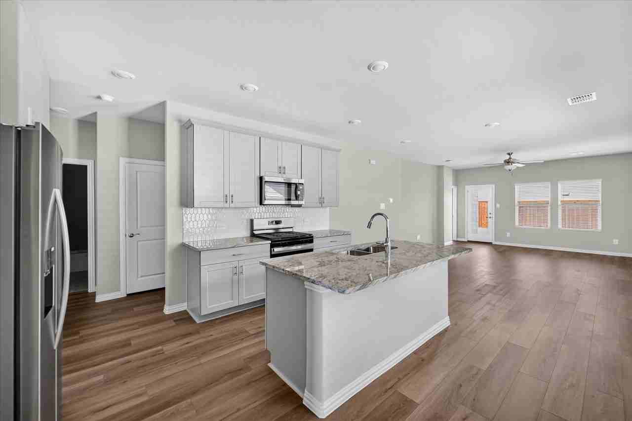 3520 Bridgeport Dr - Photo 4 of 29