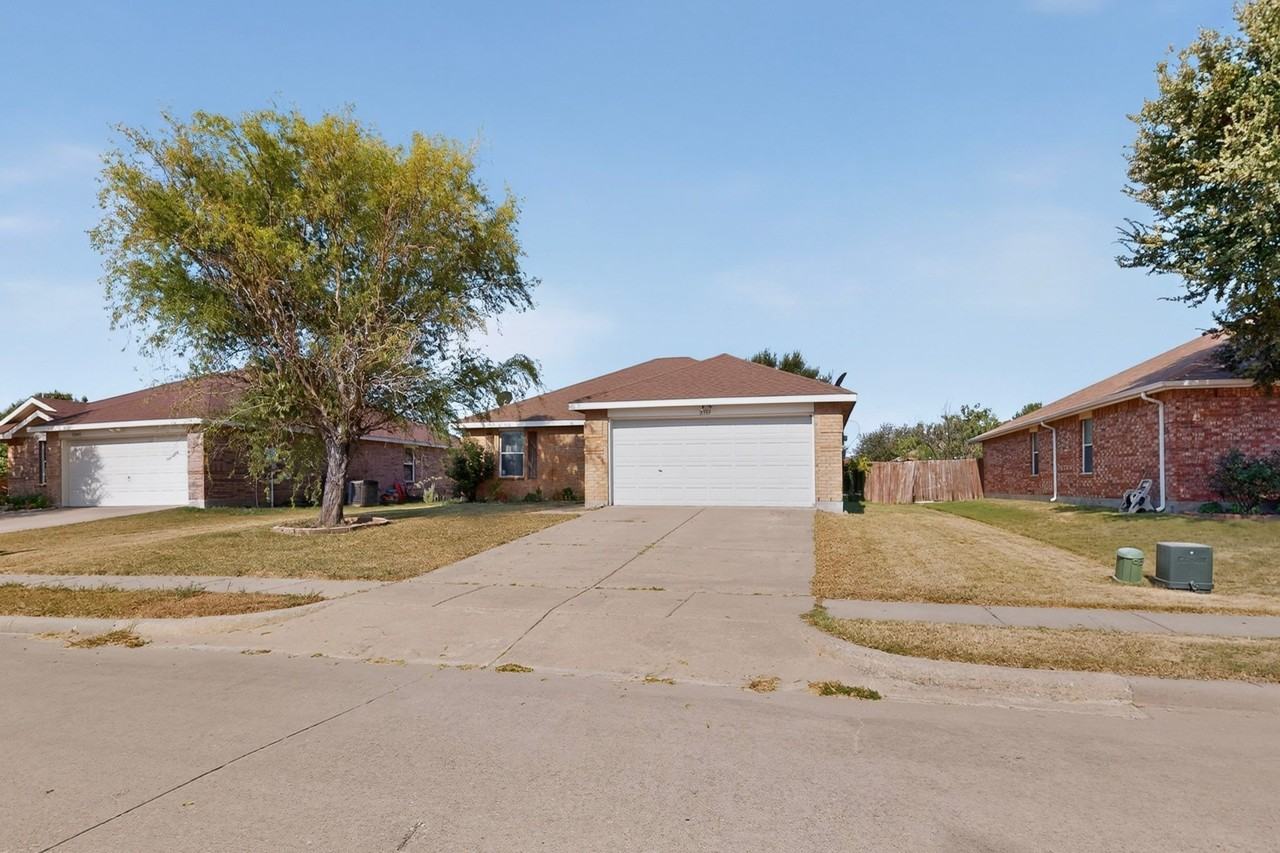 2505 Mitchell Ln - Photo 4 of 39