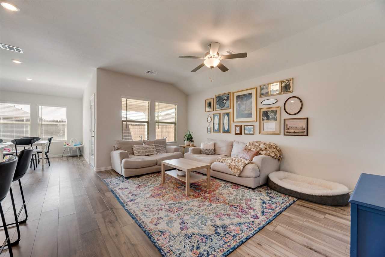 2373 Aspen Hill Dr - Photo 4 of 21