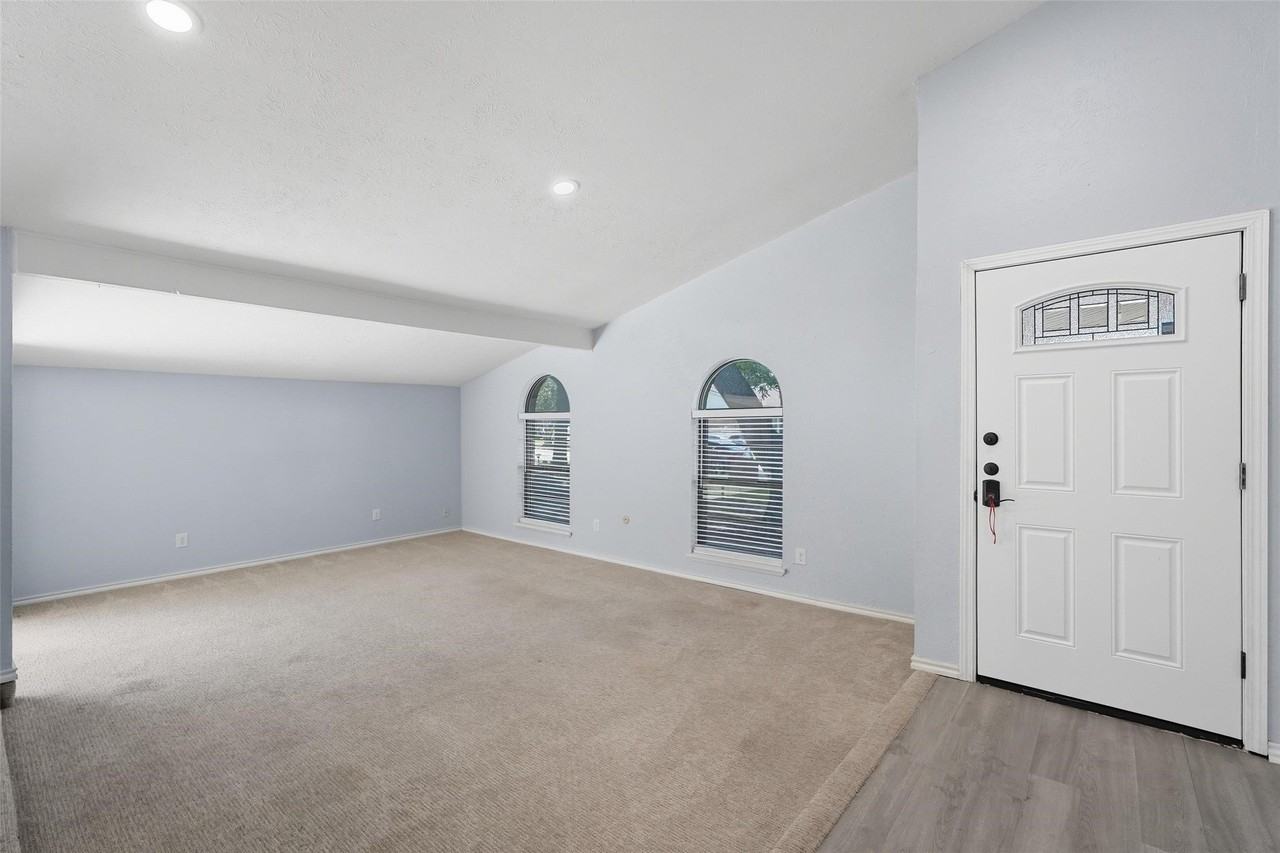 6108 Jennings Dr - Photo 3 of 32