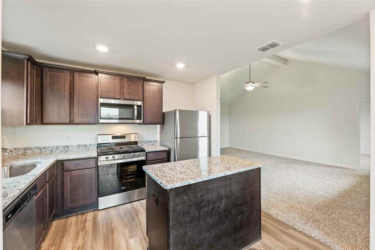 3006 Winscott Ln - Photo 4 of 17