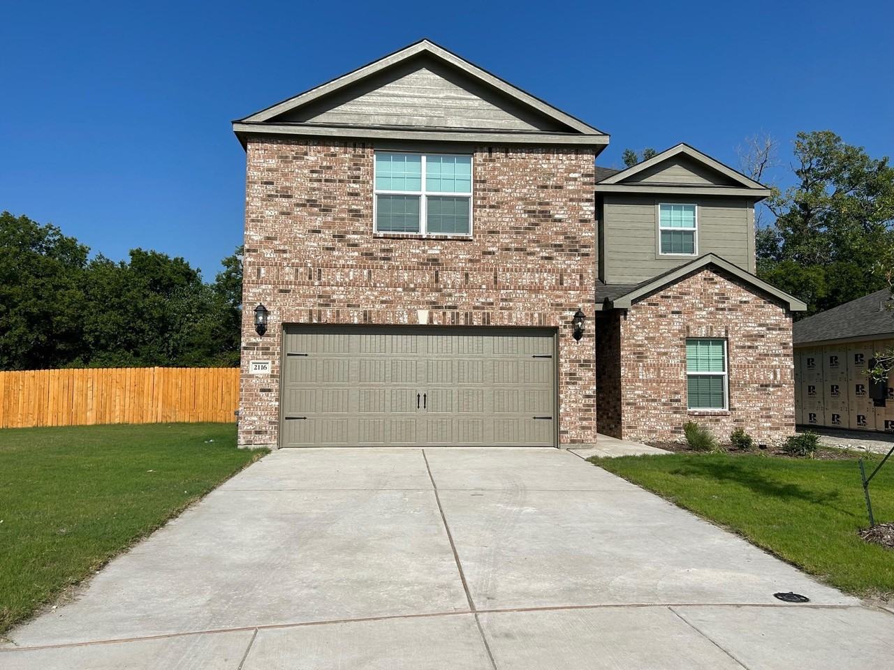 2116 Brentwood Dr - Photo 2 of 23