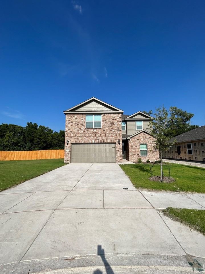 2116 Brentwood Dr - Photo 4 of 23