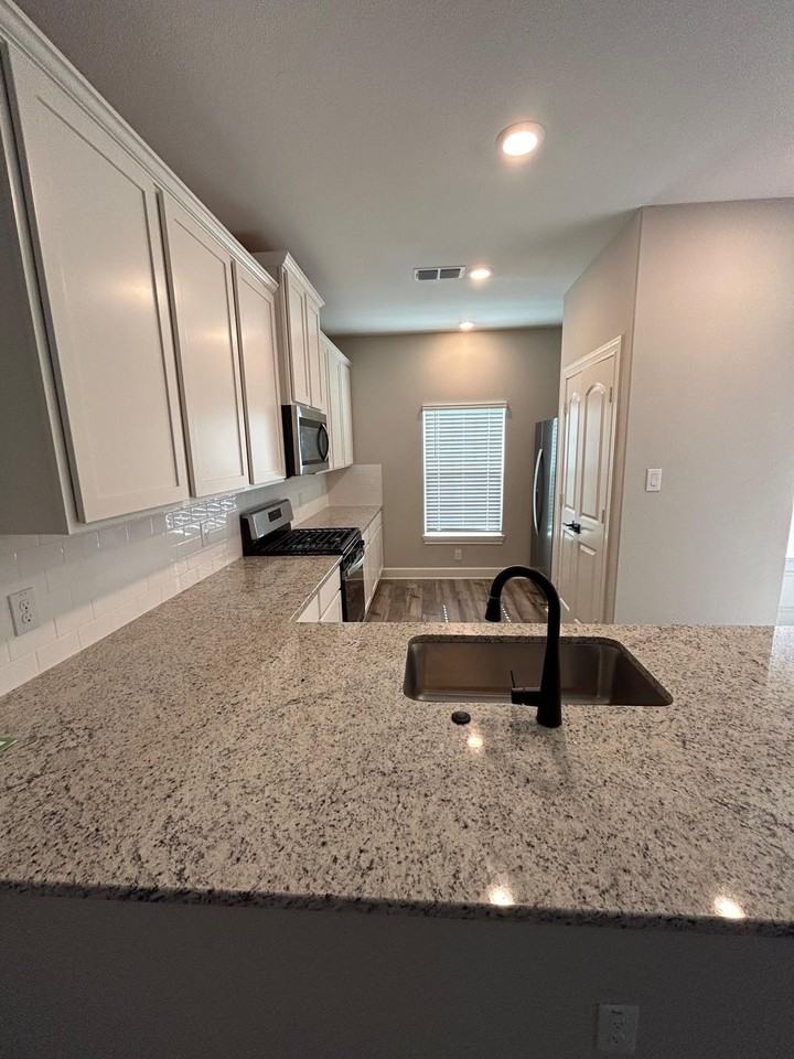 2116 Brentwood Dr - Photo 6 of 23