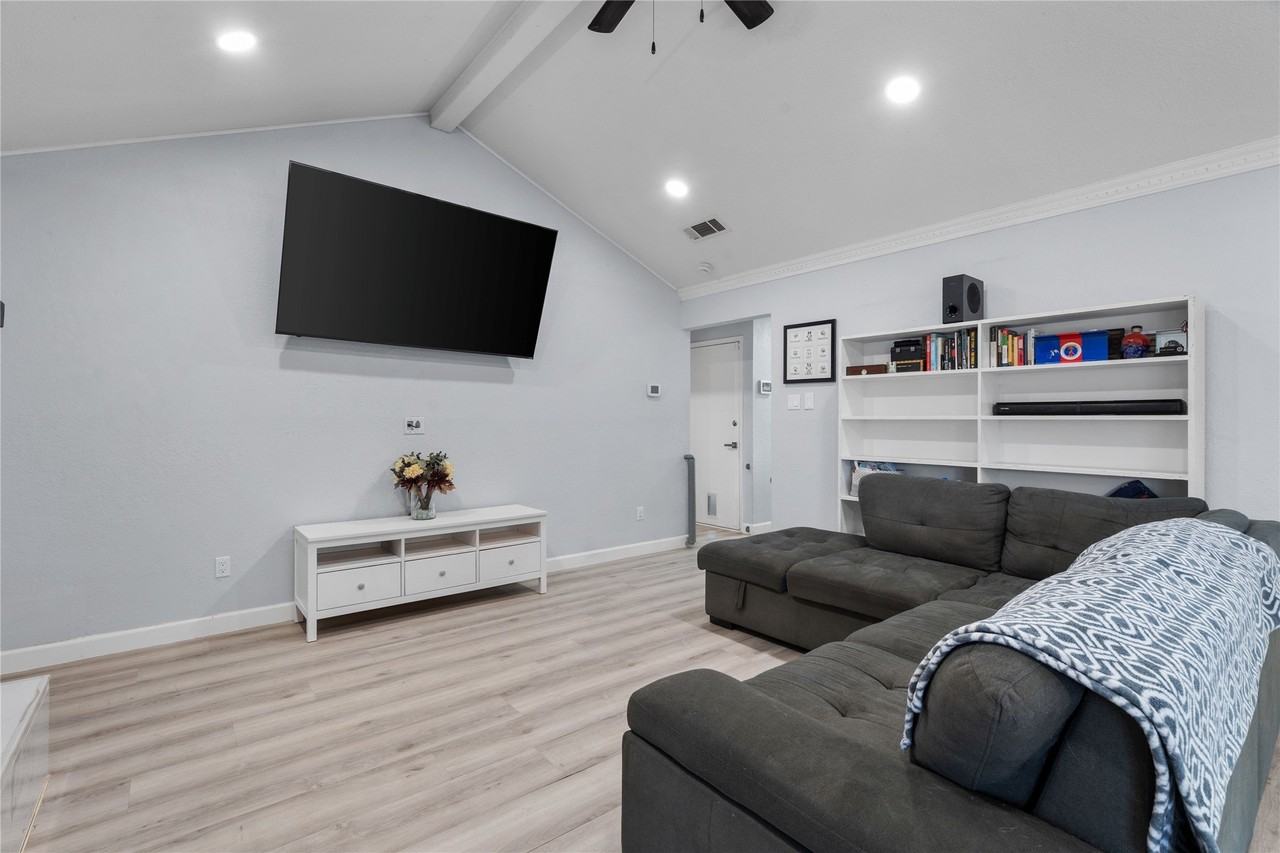 7629 Cedarhill Rd - Photo 5 of 26