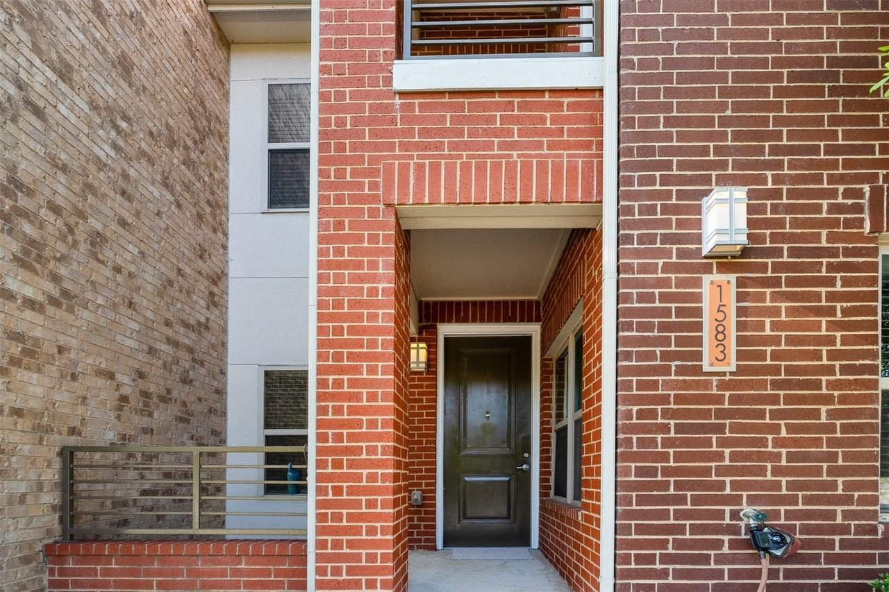 1583 Fiji St - Photo 3 of 30