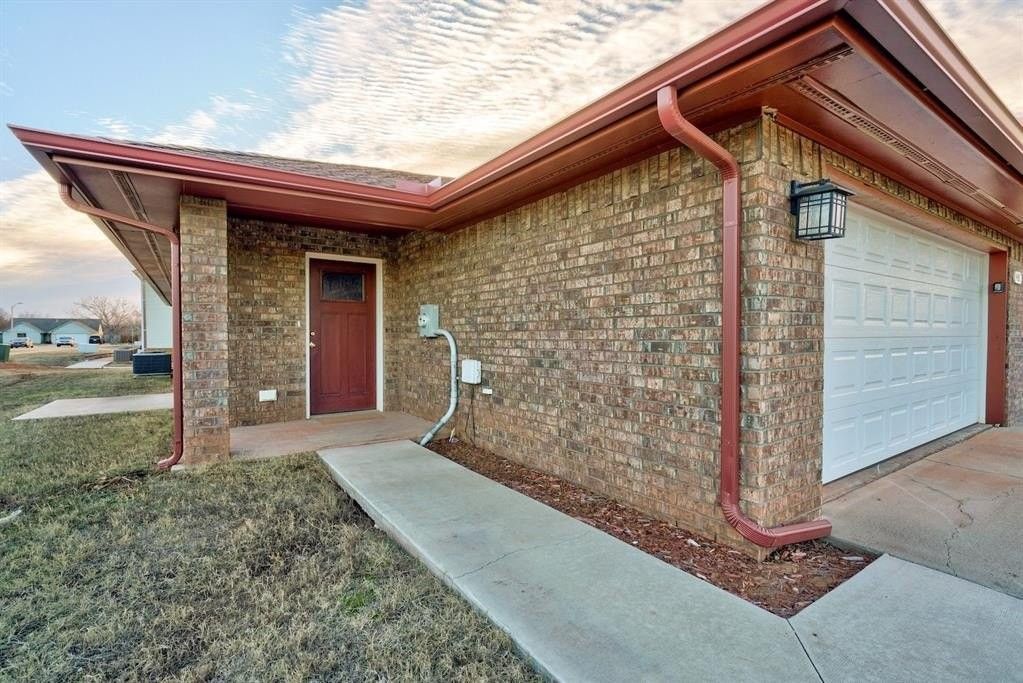 401 Debra Ct - Photo 2 of 24