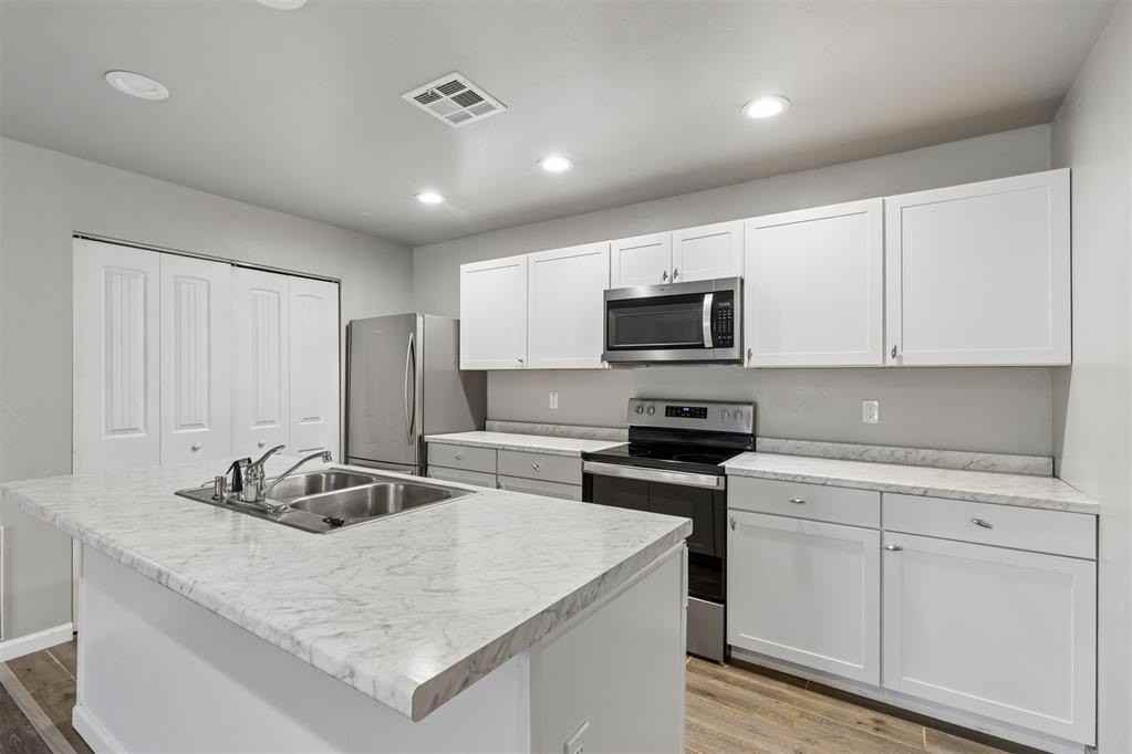 401 Debra Ct - Photo 7 of 24