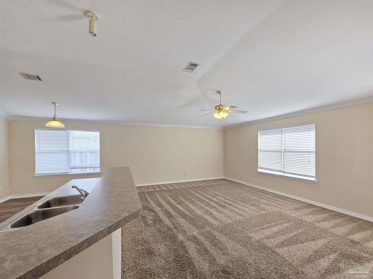 1057 Freeboard Blvd - Photo 4 of 26