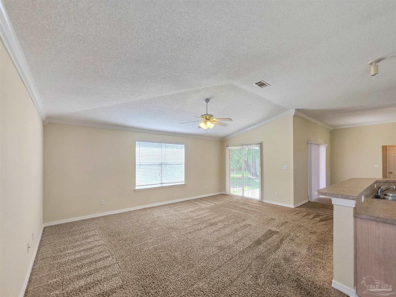 1057 Freeboard Blvd - Photo 5 of 26