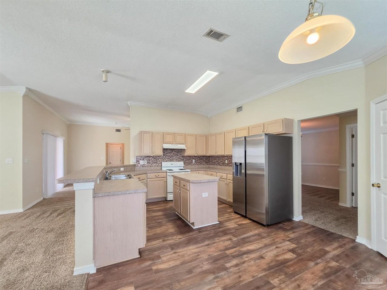 1057 Freeboard Blvd - Photo 6 of 26