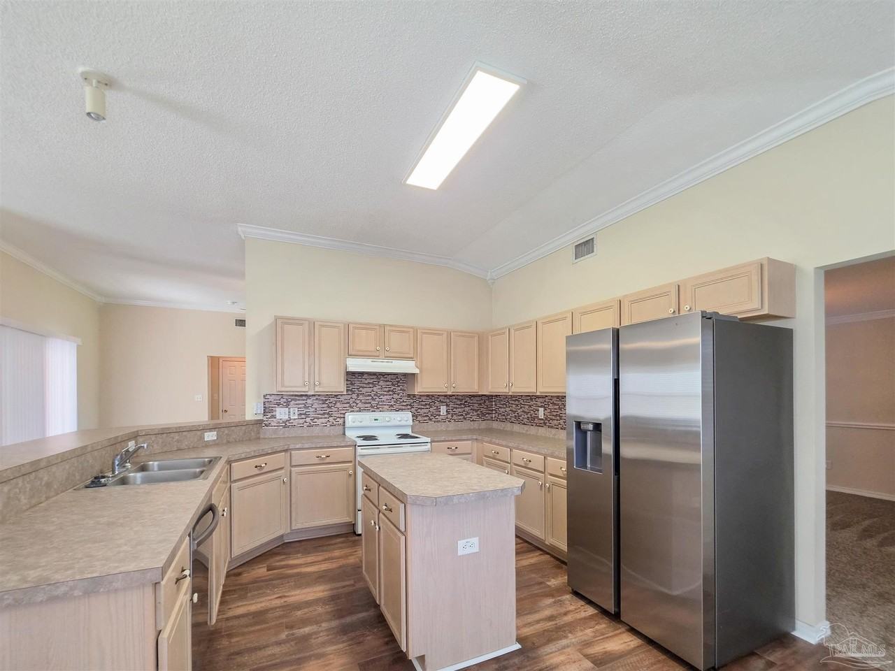 1057 Freeboard Blvd - Photo 7 of 26
