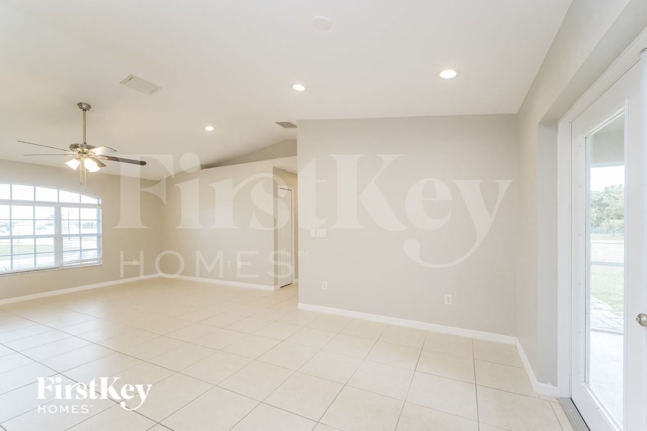 2912 Sw 2nd Ave - Photo 4 of 17