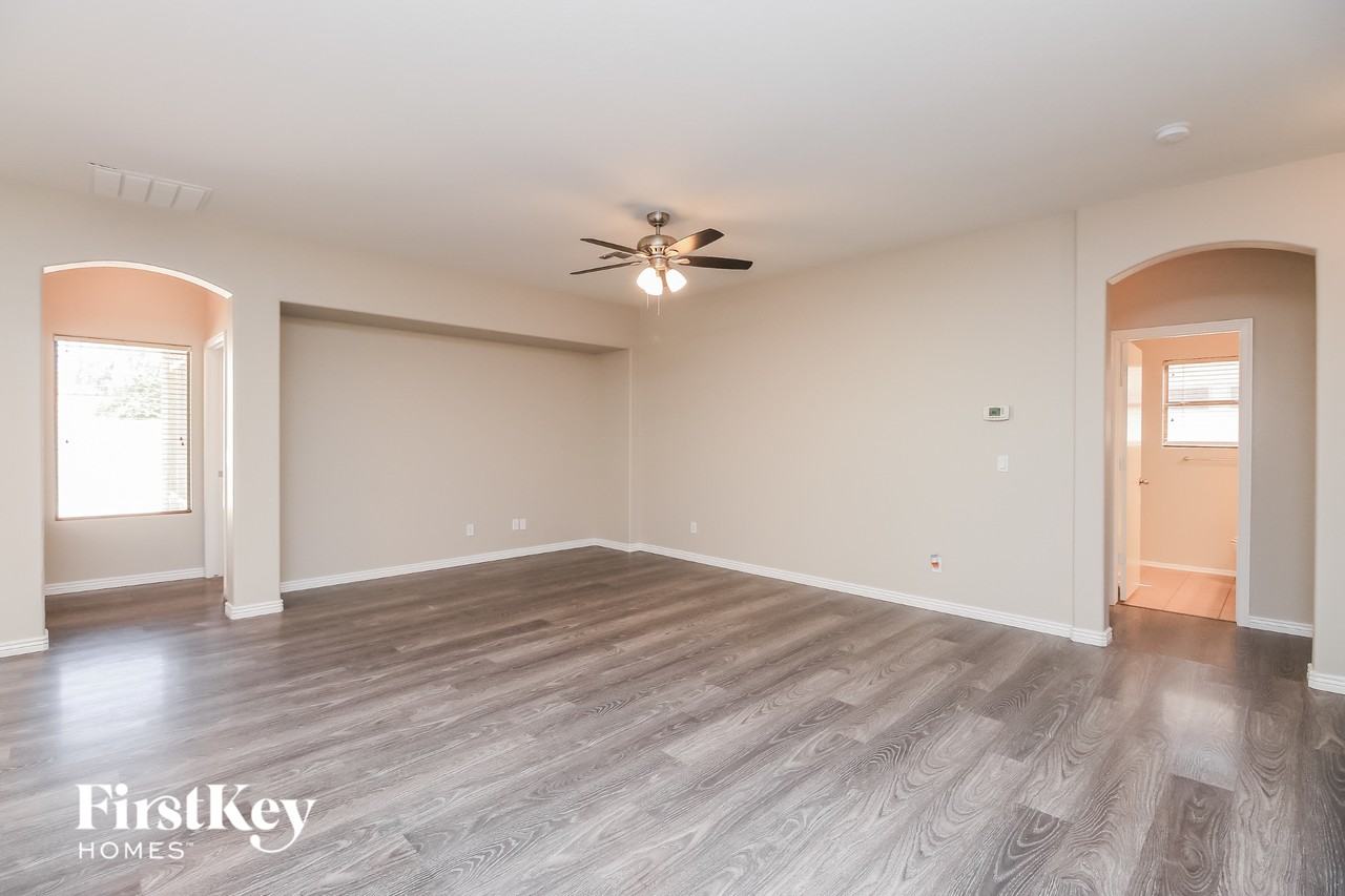 28067 N Quartz Dr - Photo 2 of 15