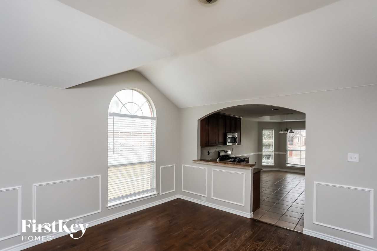 1521 Vista Ridge Dr - Photo 3 of 15