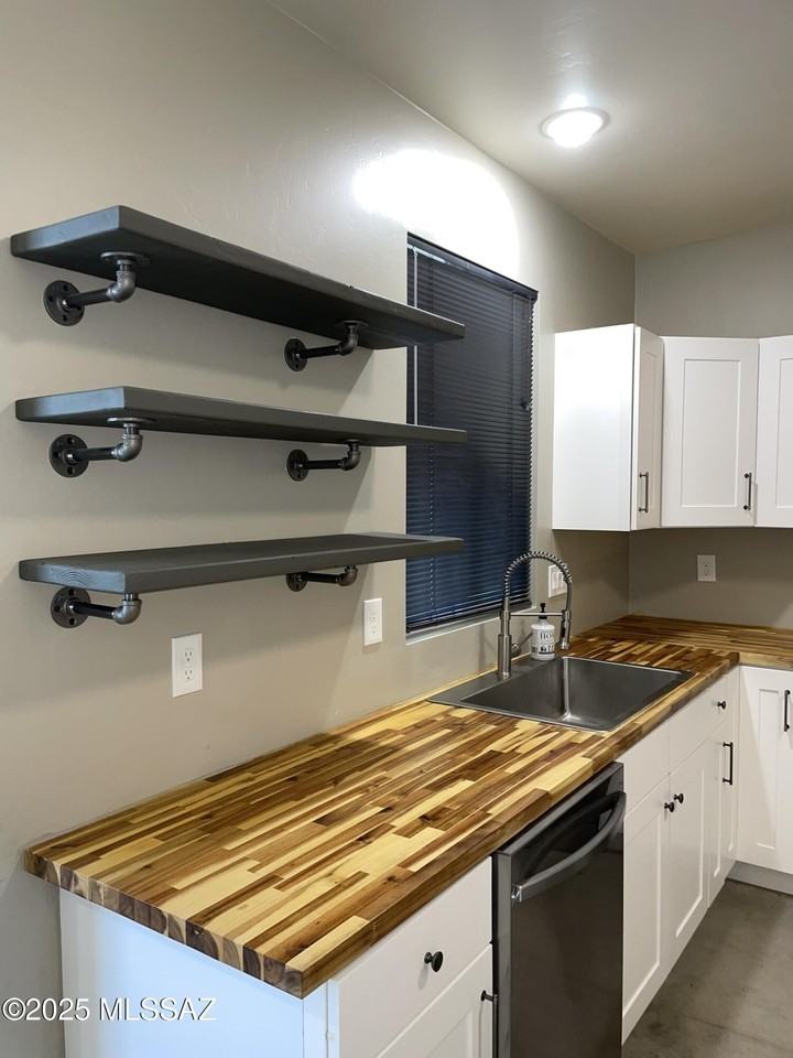 3250 N Stone Ave #C - Photo 3 of 28