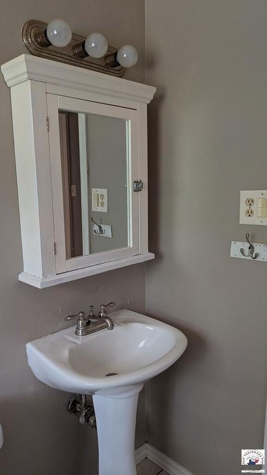 711 Hillview St - Photo 5 of 8