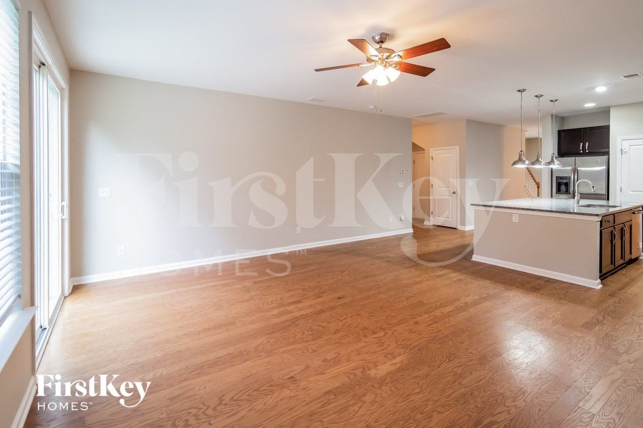 423 Rivers Row Dr - Photo 3 of 15