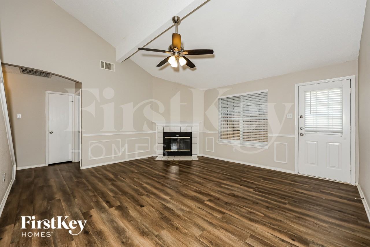609 Hollyberry Dr - Photo 2 of 17