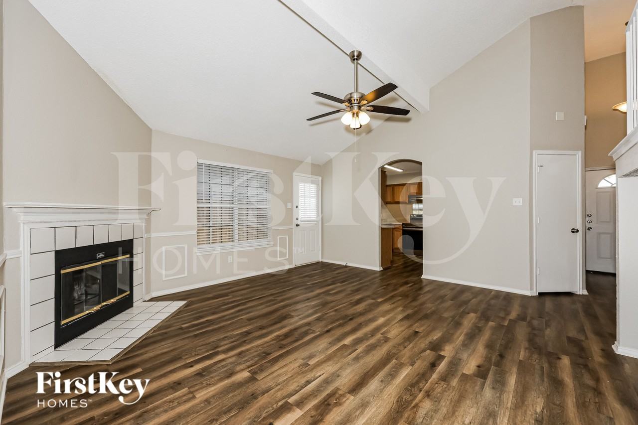 609 Hollyberry Dr - Photo 3 of 17