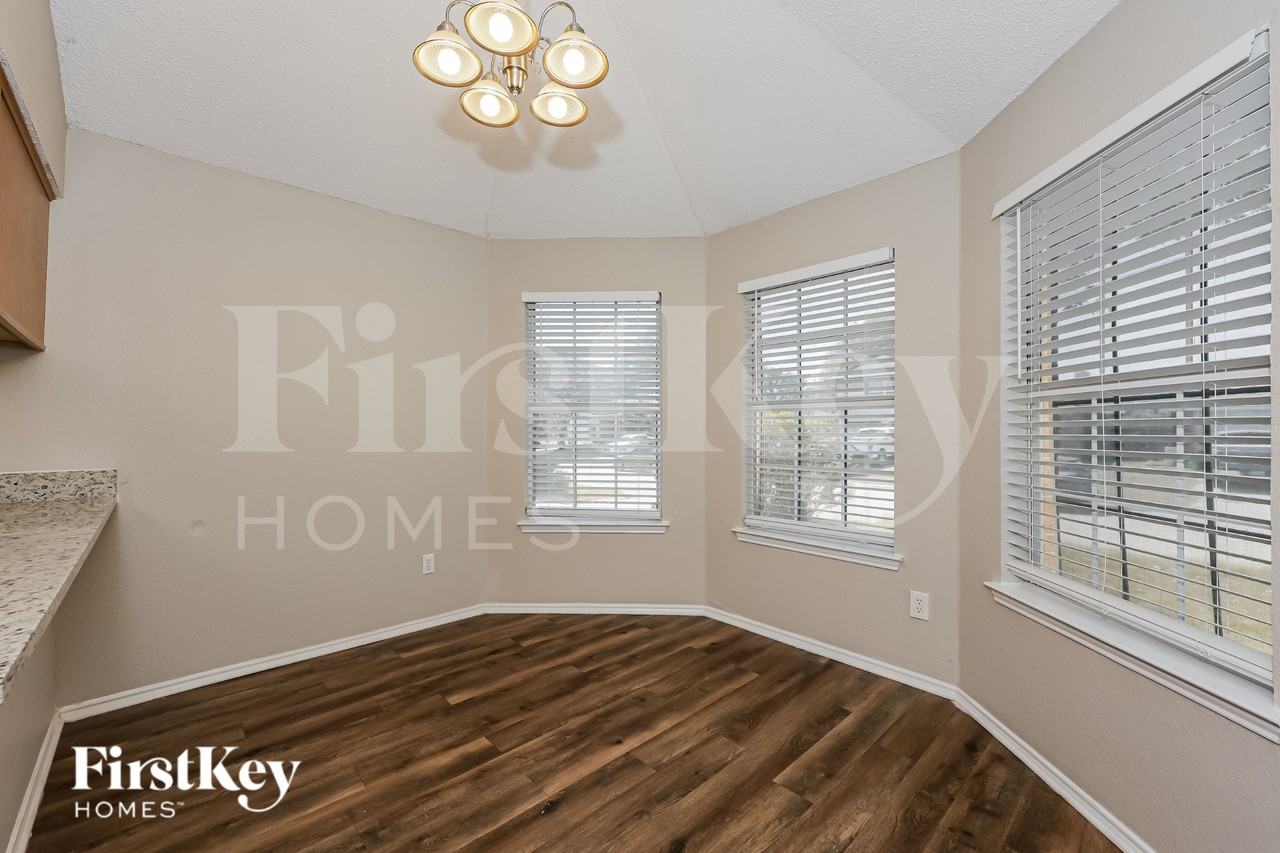 609 Hollyberry Dr - Photo 4 of 17