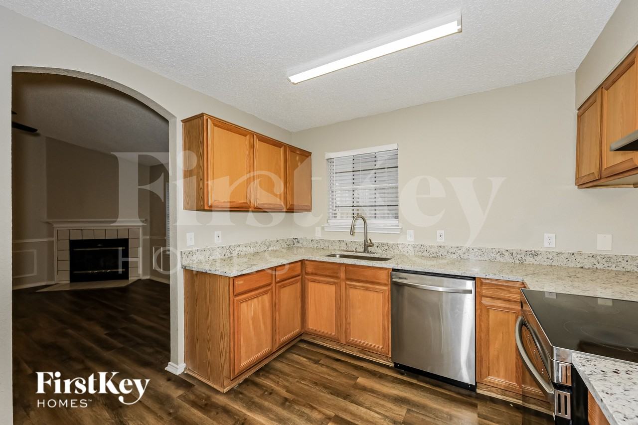 609 Hollyberry Dr - Photo 5 of 17