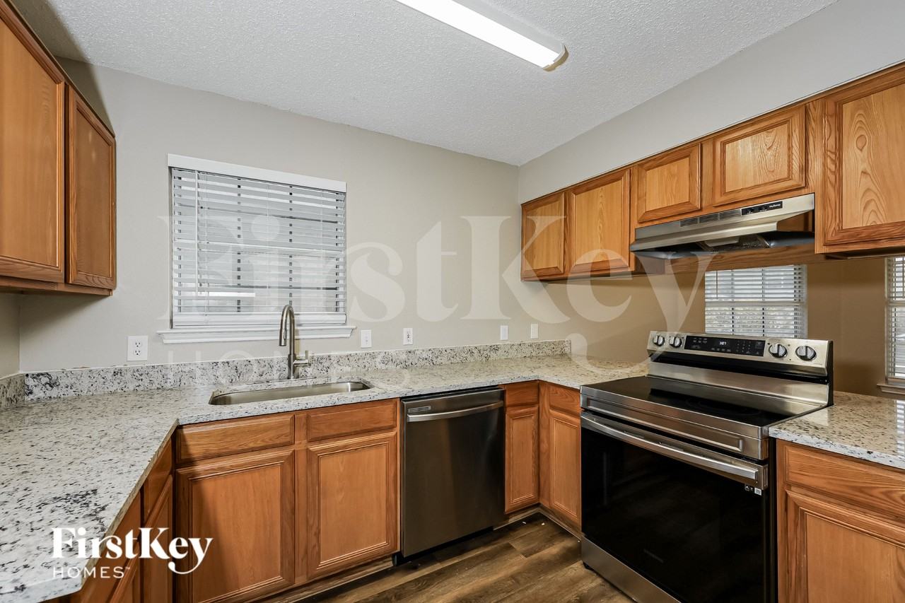609 Hollyberry Dr - Photo 6 of 17