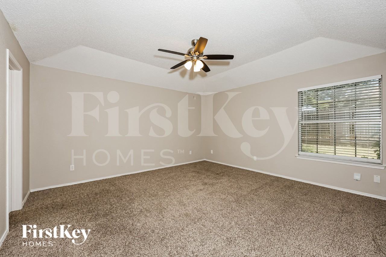 609 Hollyberry Dr - Photo 7 of 17